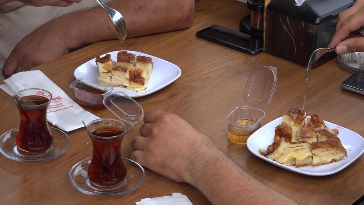 Rize'de böreğe yeni soluk geldi: Usta böreğe Anzer balı kattı, tadına doyum olmadı! Fiyatı 1250 liradan satılıyor