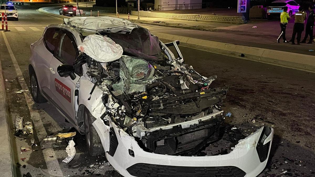 İstanbul -Büyükçekmece’de otomobil park halindeki TIR'a çarptı: 1 ölü, 4 yaralı
