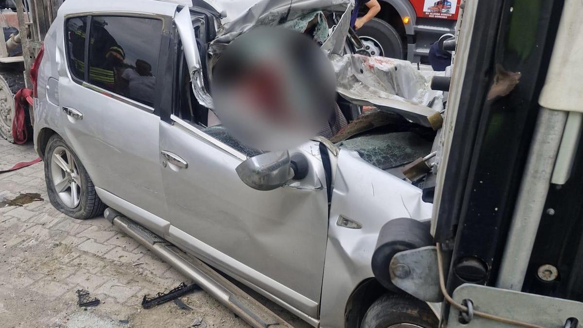 Otomobil, park halindeki TIR'a arkadan çarptı: 1 ölü, 2'si ağır 3 yaralı