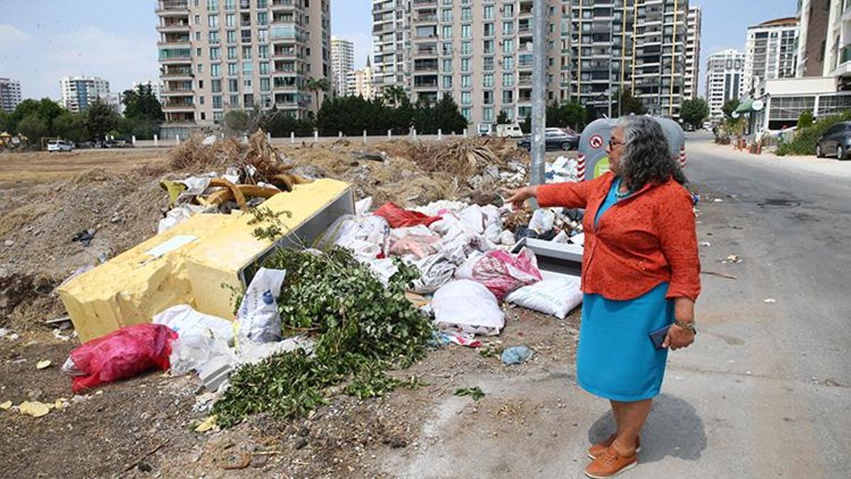 Adana'da biriken çöpler kötü kokuya neden oluyor
