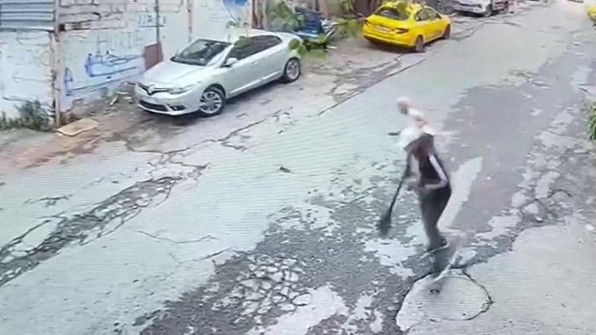 İstanbul - Beyoğlu’nda hastaneye giden kadını gasbetti; o anlar kamerada