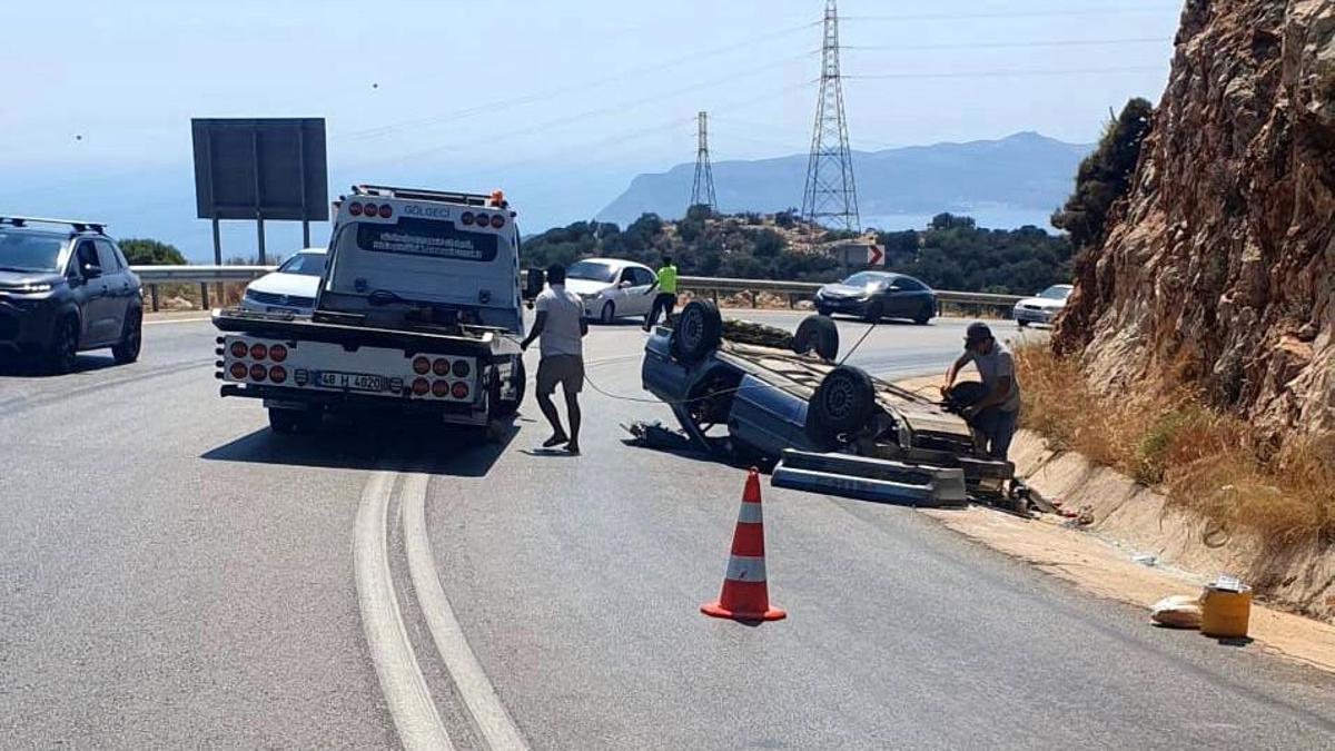 Otomobil kayalıklara çarptı: 2 yaralı