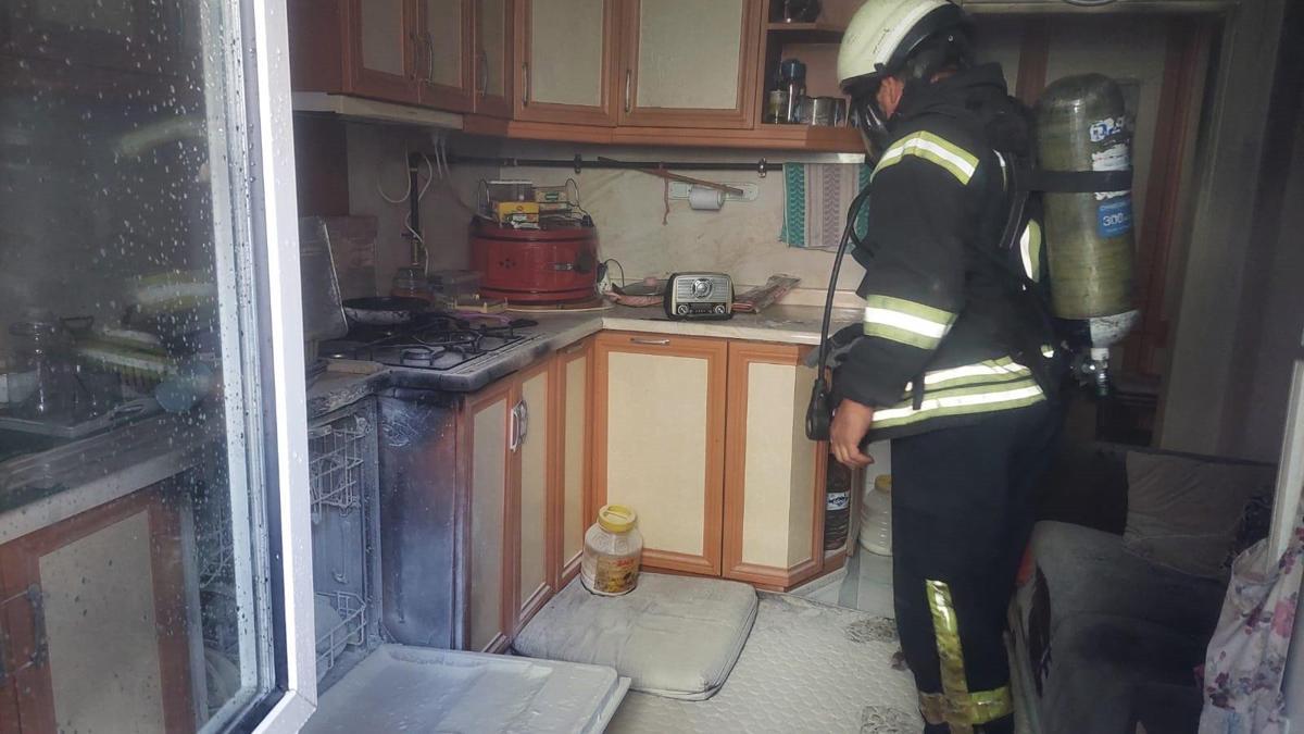 Arızalı bulaşık makinesi şase yaptı, mutfak yandı