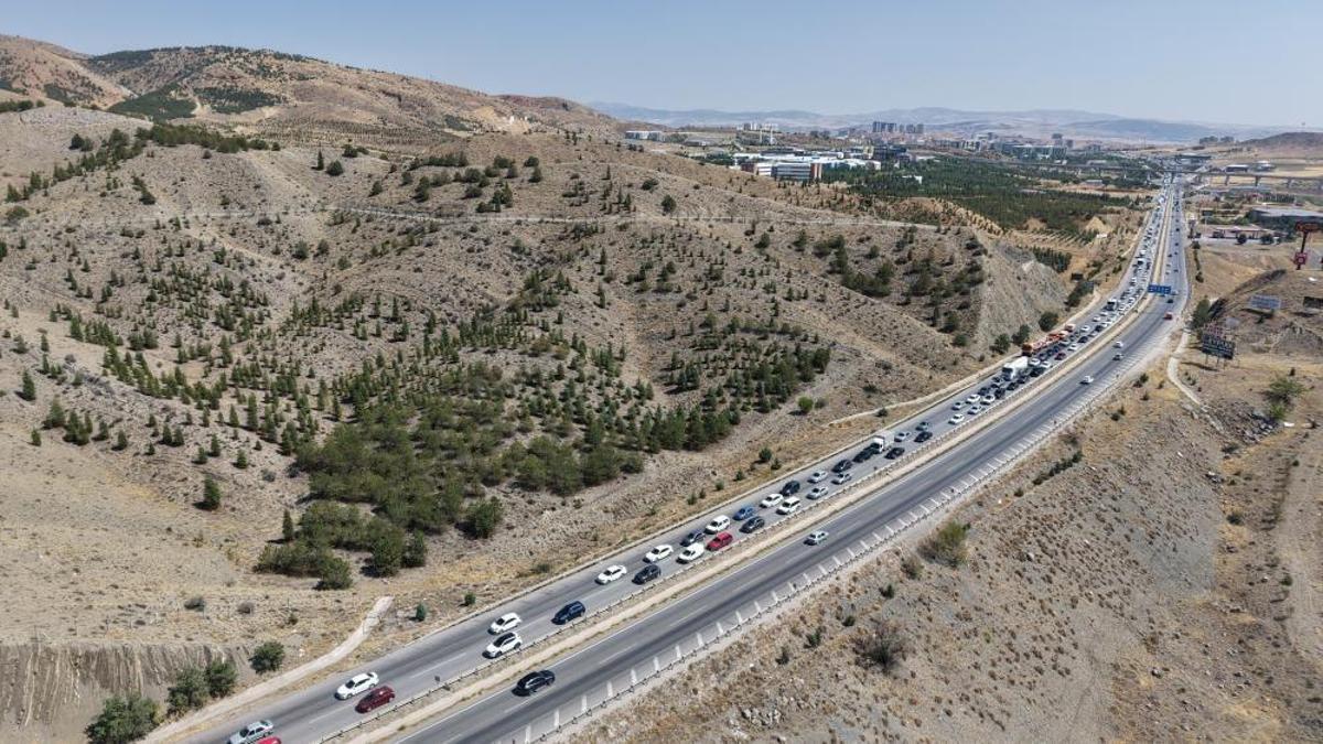 43 ilin geçiş güzergahı Kırıkkale'deki trafik durma noktasına geldi: Drone'la görüntülendi