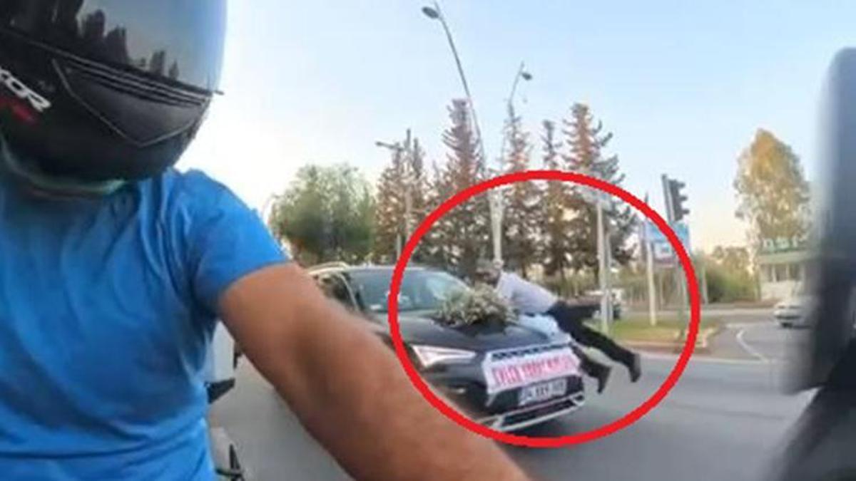 Bahşiş için canını hiçe saydı! Metrelerce koşup, gelin arabasının kaputuna atladı