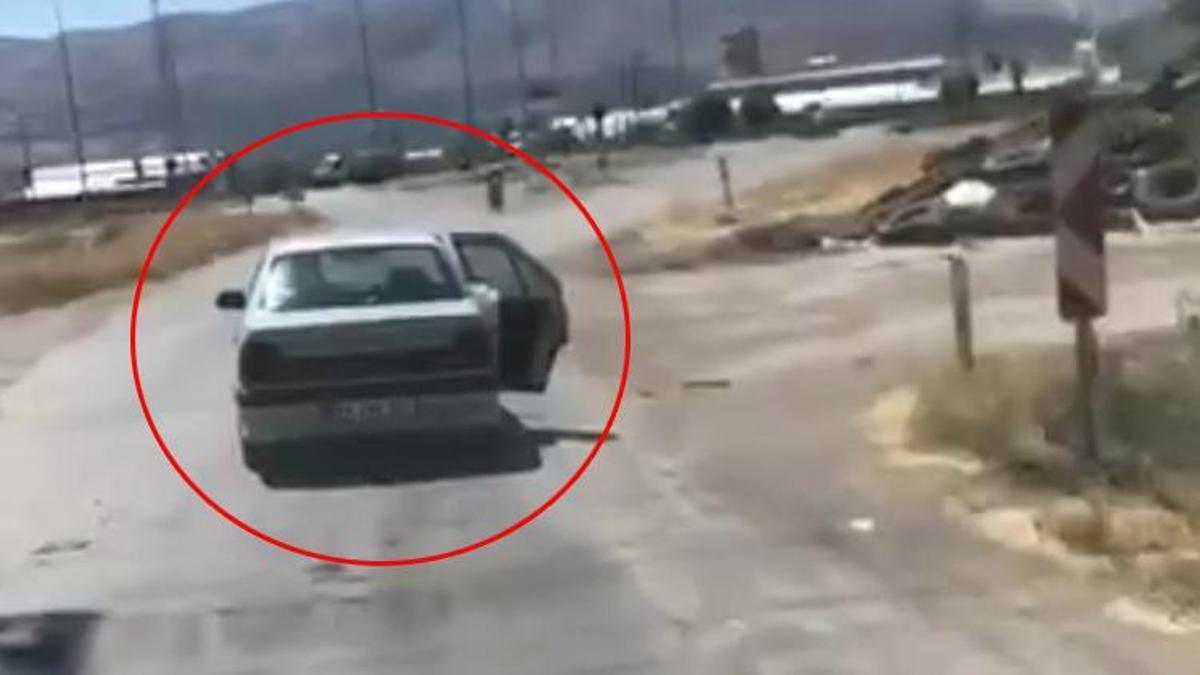 Kapı kapanmadı yolculuk tam gaz devam etti! Trafikte pes dedirten görüntü