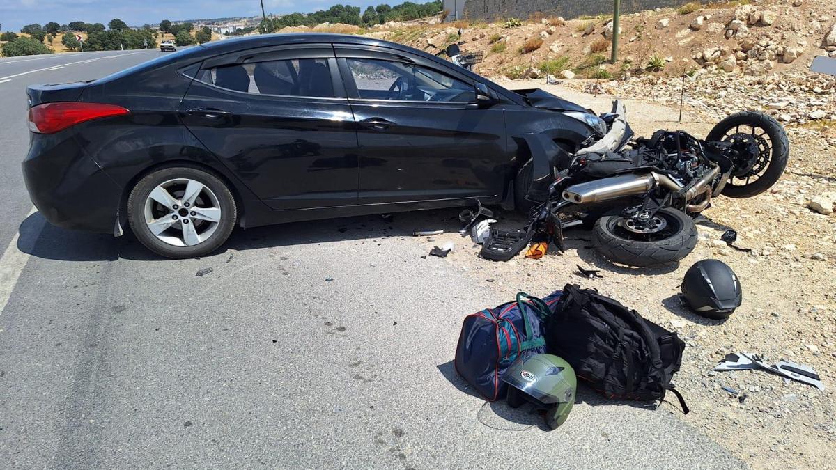 Otomobille çarpışan motosikletin sürücüsü yaralandı