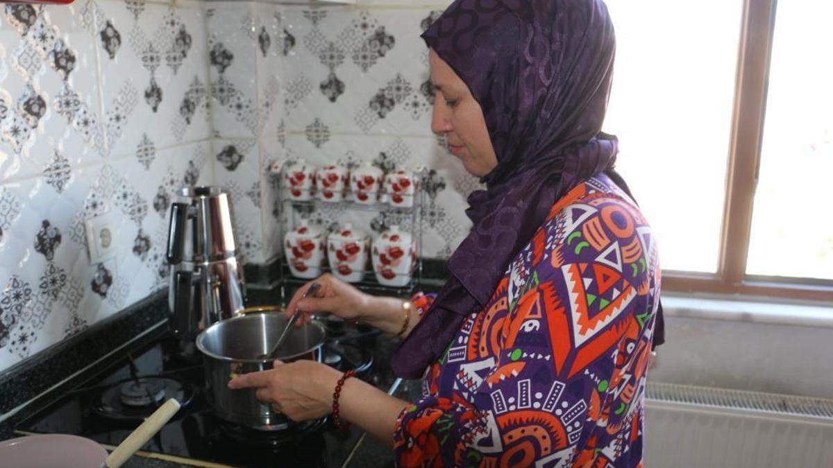 El lezzeti ile ev ekonomisine katkıda bulunuyor