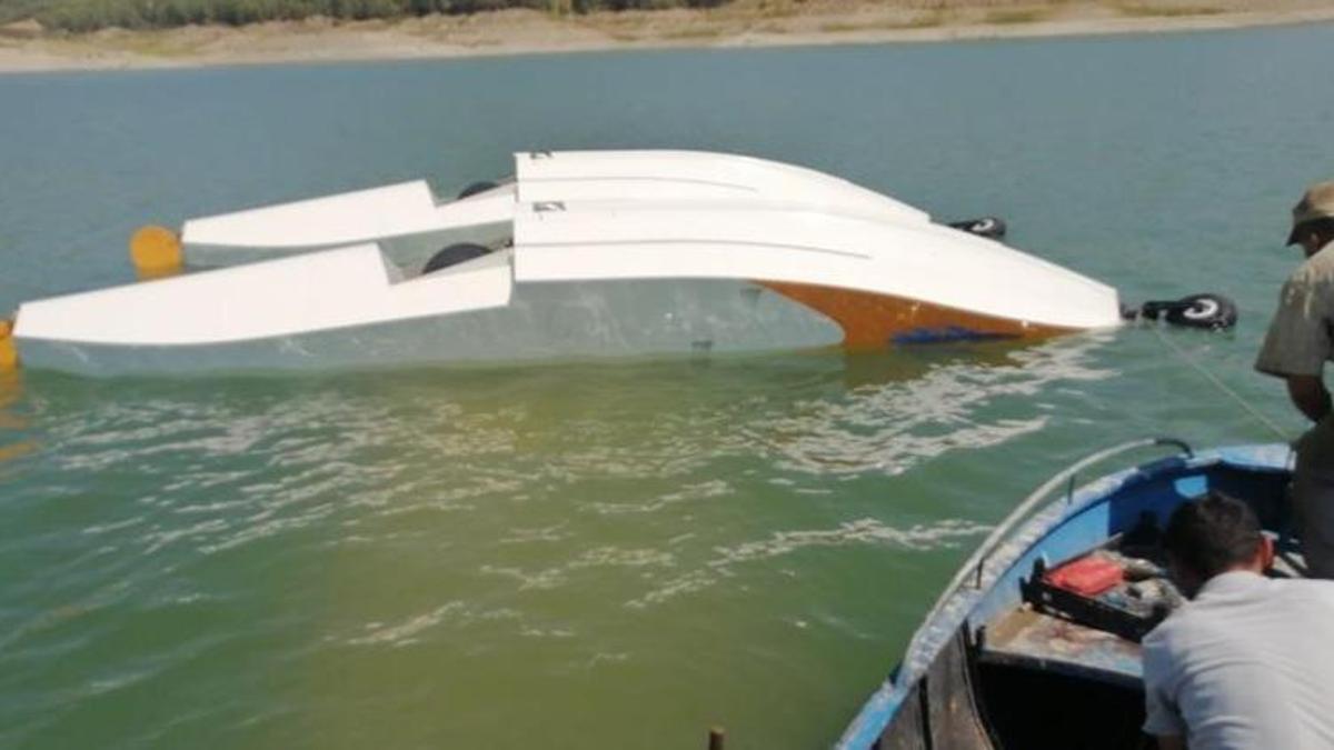 Burdur'da eğitim uçağı, gölden su alırken kaza kırıma uğradı!