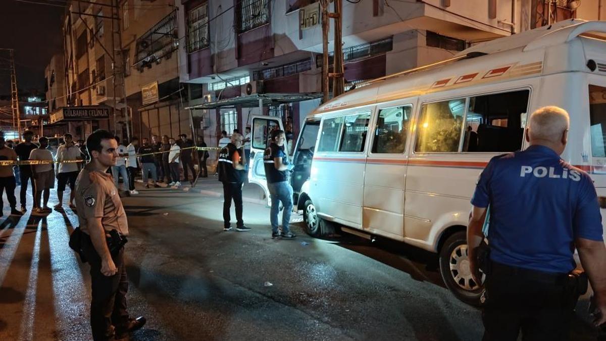 Adana'da dolmuşa silahlı saldırı! Sürücü yaralı halde 600 metre sürdü ama kurtarılamadı