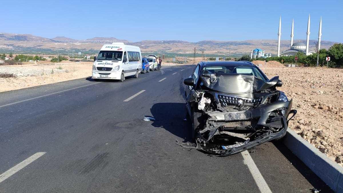 Minibüs ile otomobil çarpıştı: 9 yaralı