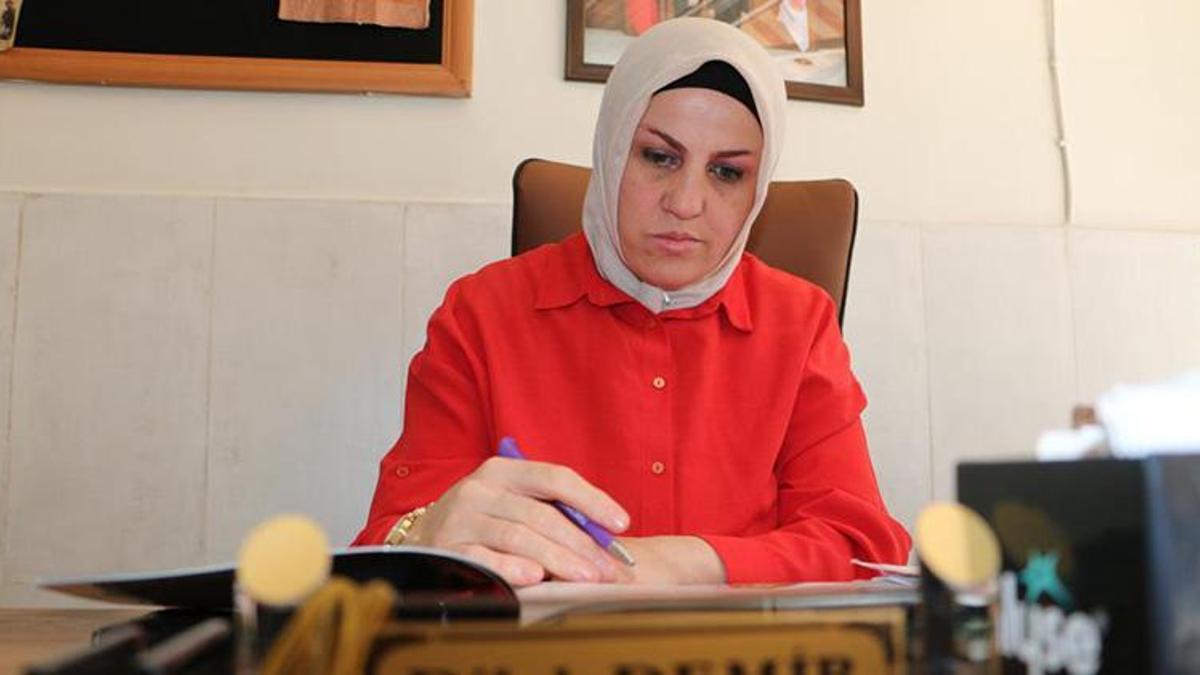 Diyarbakır'da 13 yaşında önlüğü çıkartılıp gelinlik giydirilen kadın muhtar zoru başardı! 53 yaşında üniversiteli oldu