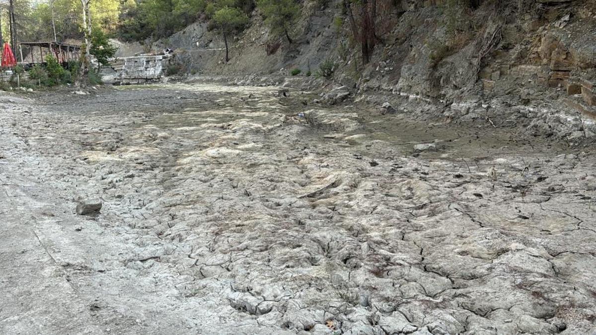 Adana'da Yedigöze Şelaleleri kurudu, geriye "Suya girmek tehlikeli ve yasaktır" tabelası kaldı