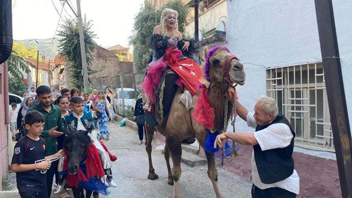 Böyle sünnet düğünü görülmedi! Anne deveye, çocuğu midilliye bindi!