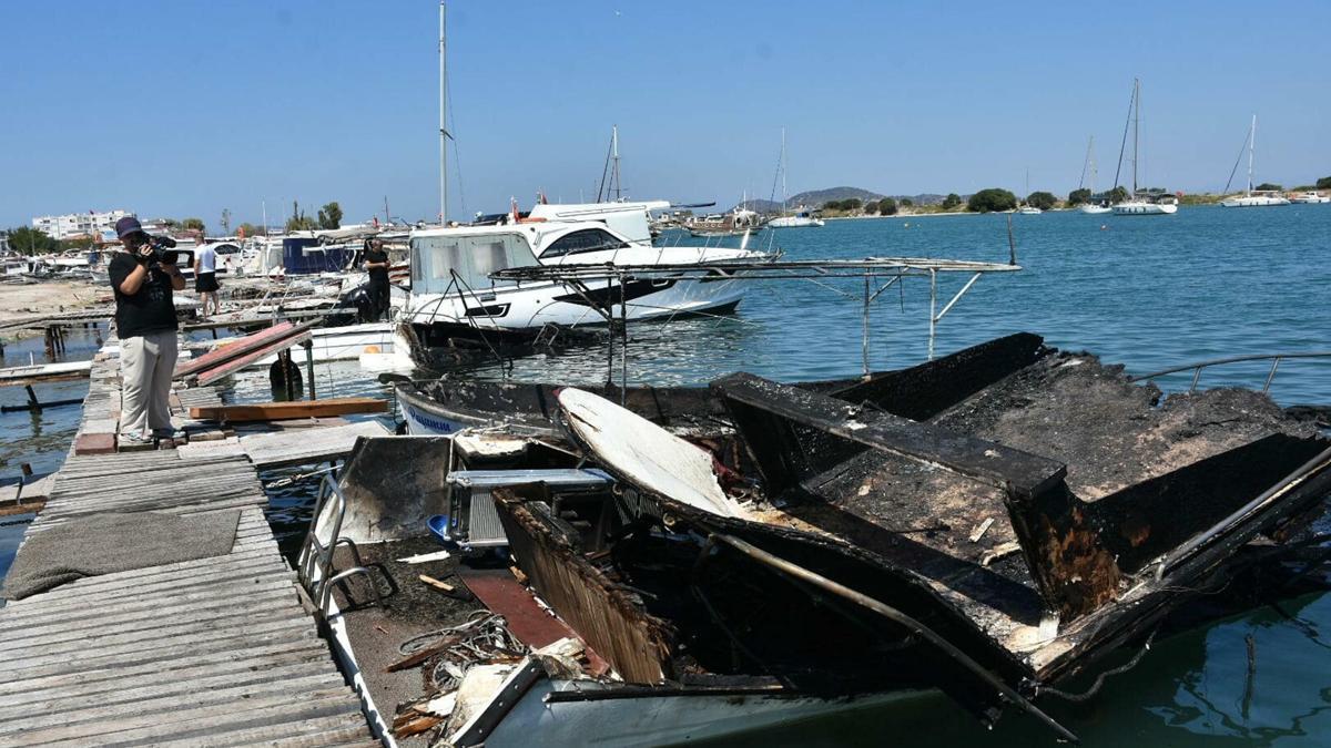 Urla'da alevlere teslim olan 5 tekneden 2'si battı