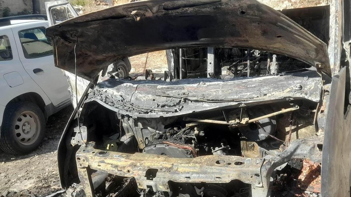 Hatay’da pazarcı kadının minibüsü yandı