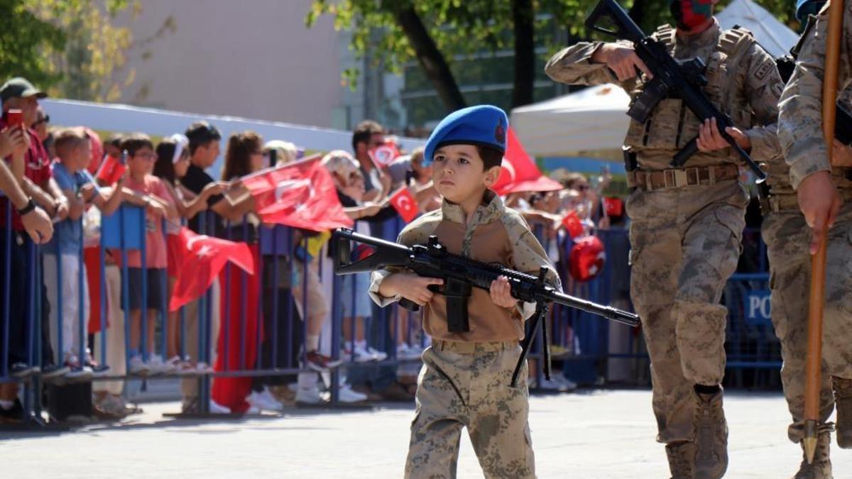 30 Ağustos'un en çok konuşulan ismi minik komando oldu!