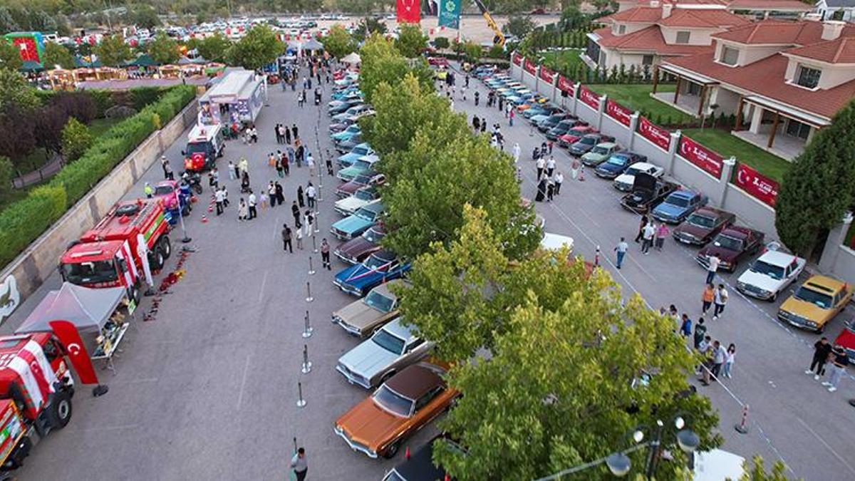 Klasik otomobil tutkunları Konya'da buluştu! Nostalji rüzgarları esti