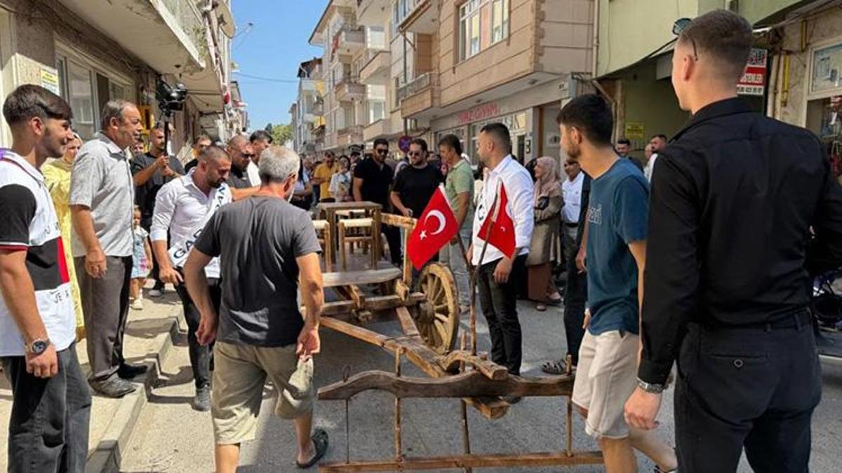Damat ve sağdıcı şoke eden düğün sürprizi: Öküz arabasını kendileri çekti!