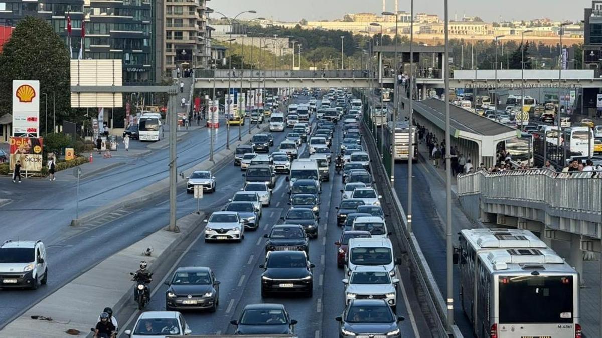 İstanbul'da trafik yoğunluğu! Okullarda uyum haftası başladı