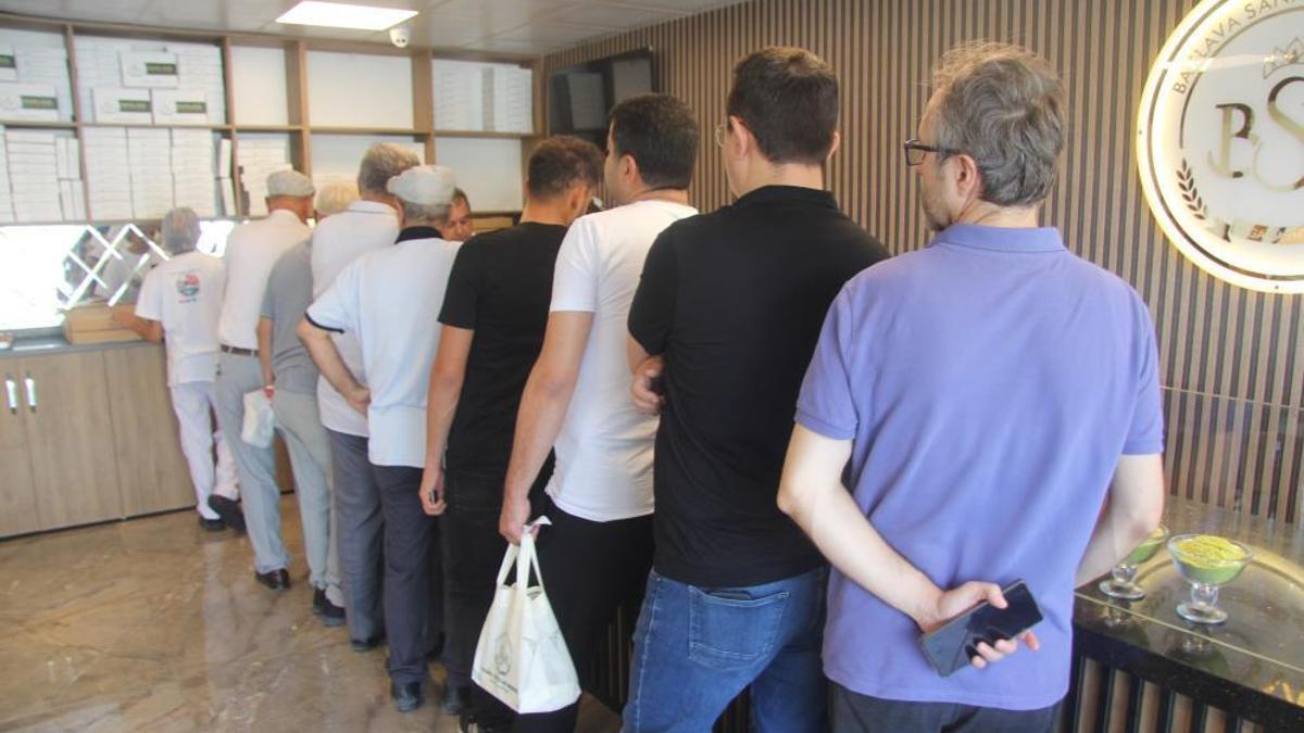 Piyasada fiyatı 1500 liraya kadar çıkmıştı! Öğrenciler üretip 650 liraya satıyor, kapısında kuyruk oluyor