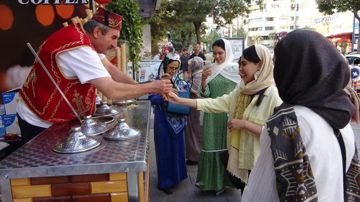 İranlı turistler Van ekonomisine 'can suyu' oldu!