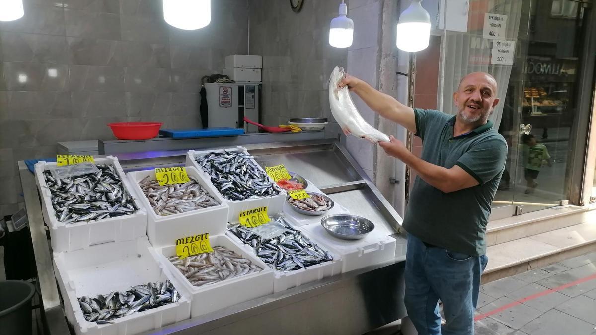 Rize’de sezonun ilk balıkları tezgahtaki yerlerini aldı