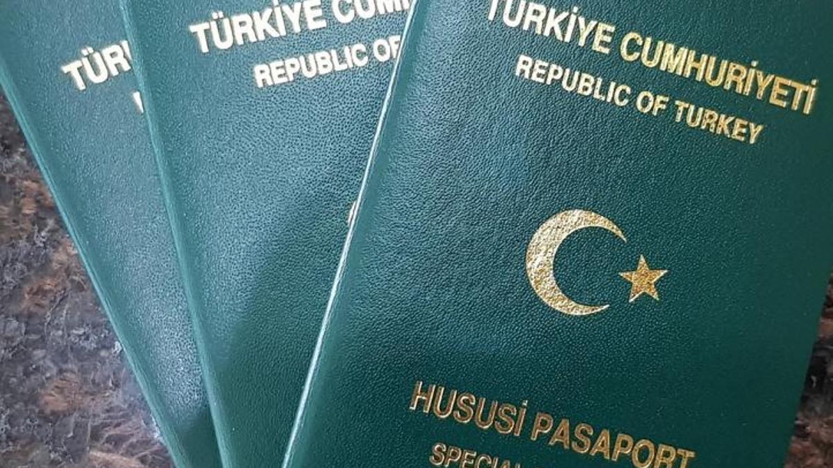 Memurun anne babası yeşil pasaport alabilir mi?