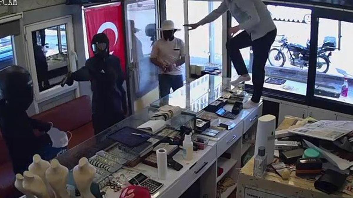 Hatay'da kuyumcu soymaya çalışan acemi hırsızların hali kameraya yansıdı! Kuyumcunun cesareti böyle görüntülendi