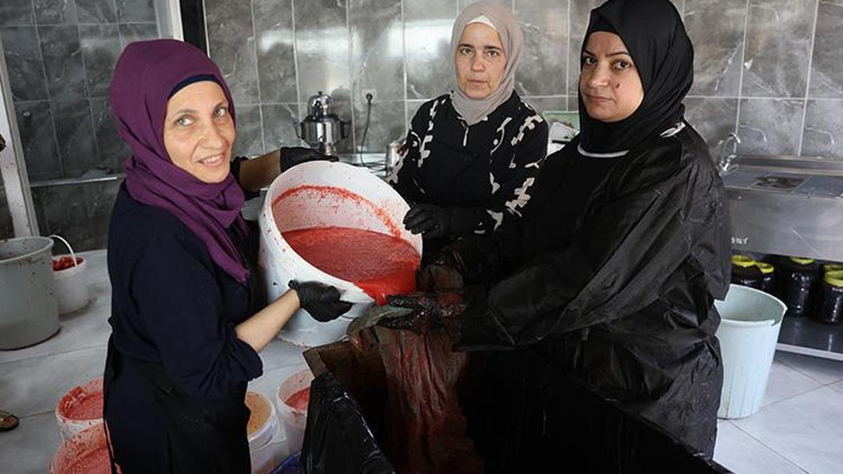 Binbir emekle hazırlanıp kazanlarda kaynatılıyor! Bir kavanozu 350 TL'den satılıyor! Hatay’da kadınların gücü ekonomiye can veriyor