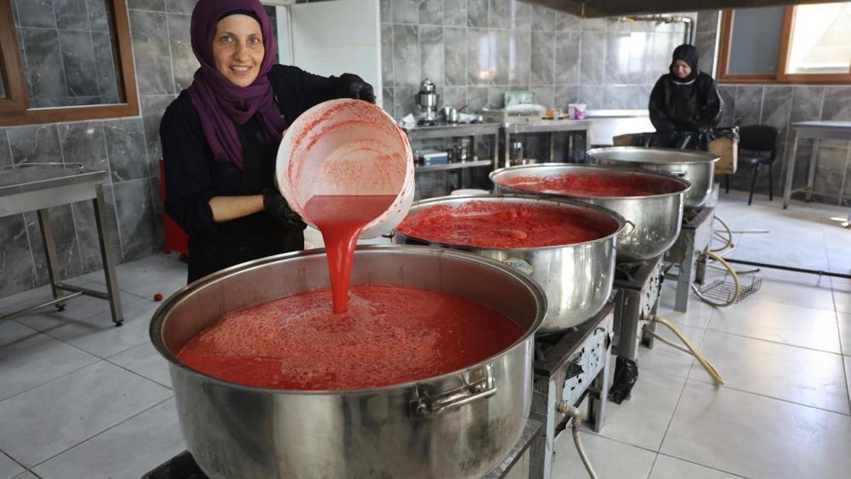 Afetzede kadınlar üretiyor, ekonomiye katkı veriyor! Kavanoz fiyatı 350 TL'den satılıyor