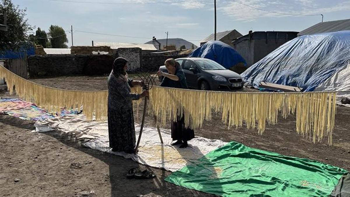 Kars'ta kadınlar imece usulü kışa hazırlık yapıyor! Undan hamura dönüştü kesilip kurutmaya bırakıldı