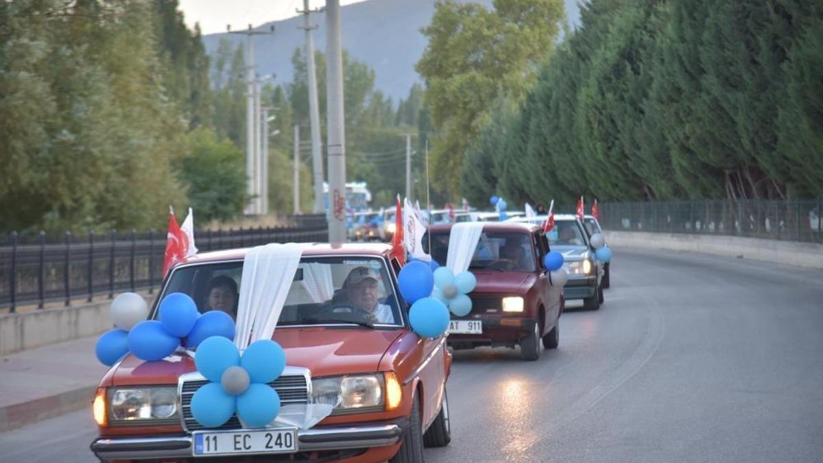 Sünnet düğününü nostaljik araçlarla yaptılar! Bilecik'te şehir turu neşeyle geçti