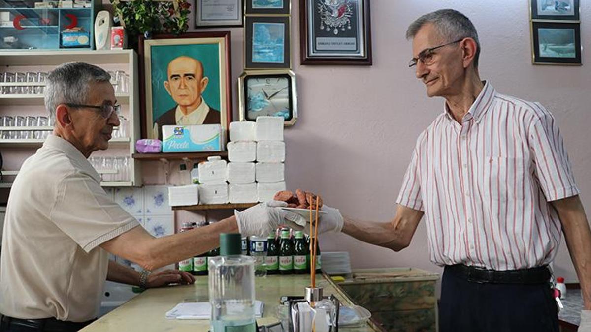 Bursa'da bu dükkanın her bir köşesinde tarih yatıyor: Babalarından kalan mirasa sahip çıktılar