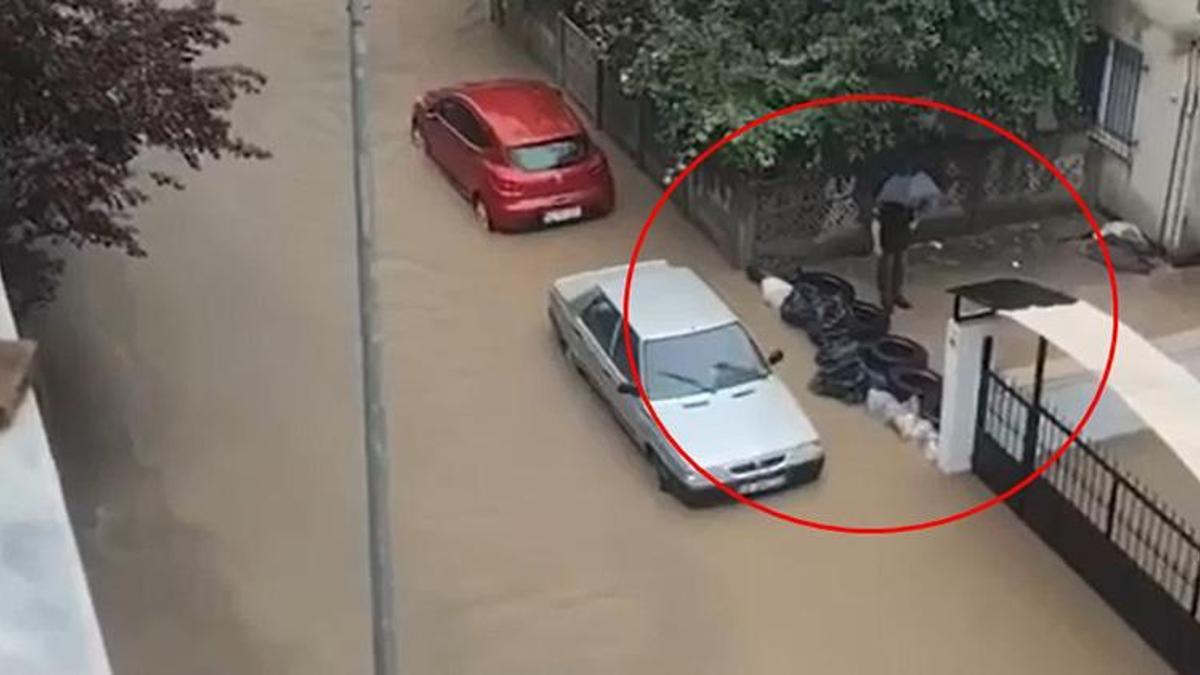Bursa'da sağanak yağış hayatı felç etti! ev ve iş yerlerini su bastı