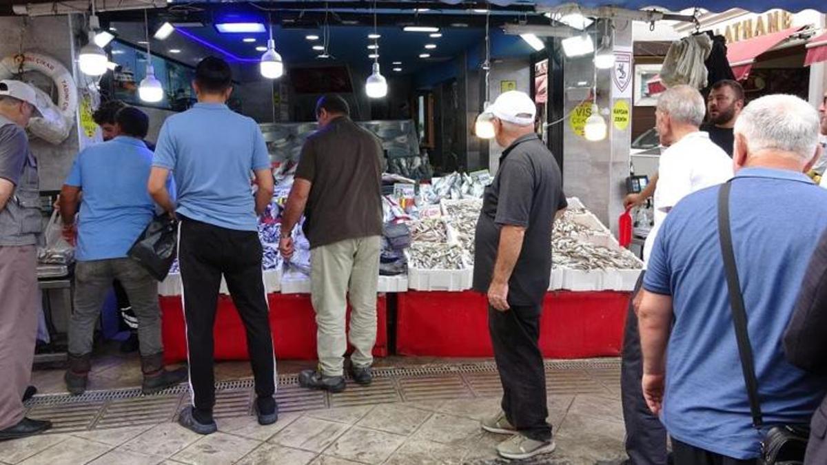 Karadeniz'de deniz soğumadı, hamsi gelmedi: Tezgahlarda fiyatlar uçtu