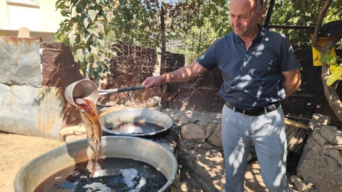 Hasat yapıldı, pekmeze geçildi! Katkısız işleniyor, ailelerin gelir kapısı oldu