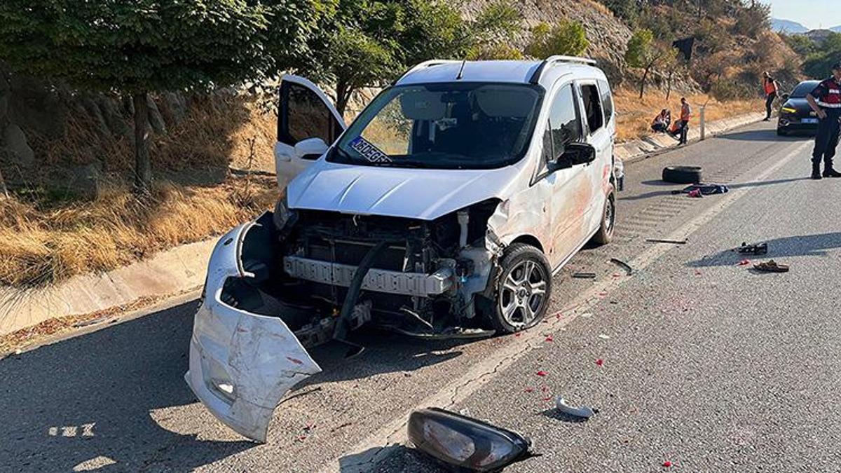 Manisa'da yol kenarında aracının patlayan lastiğini değiştiren aileye kamyonet çarptı! Karı koca öldü çocukları yaralandı
