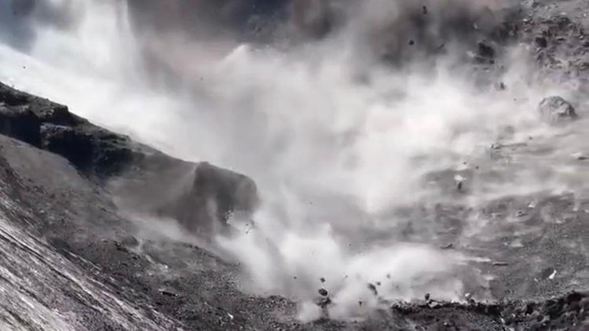 Sıcak hava Ağrı Dağı'nı harekete geçirdi: Kayalar peş peşe düştü, ziyaretçilerin korku dolu anları kameralara yansıdı
