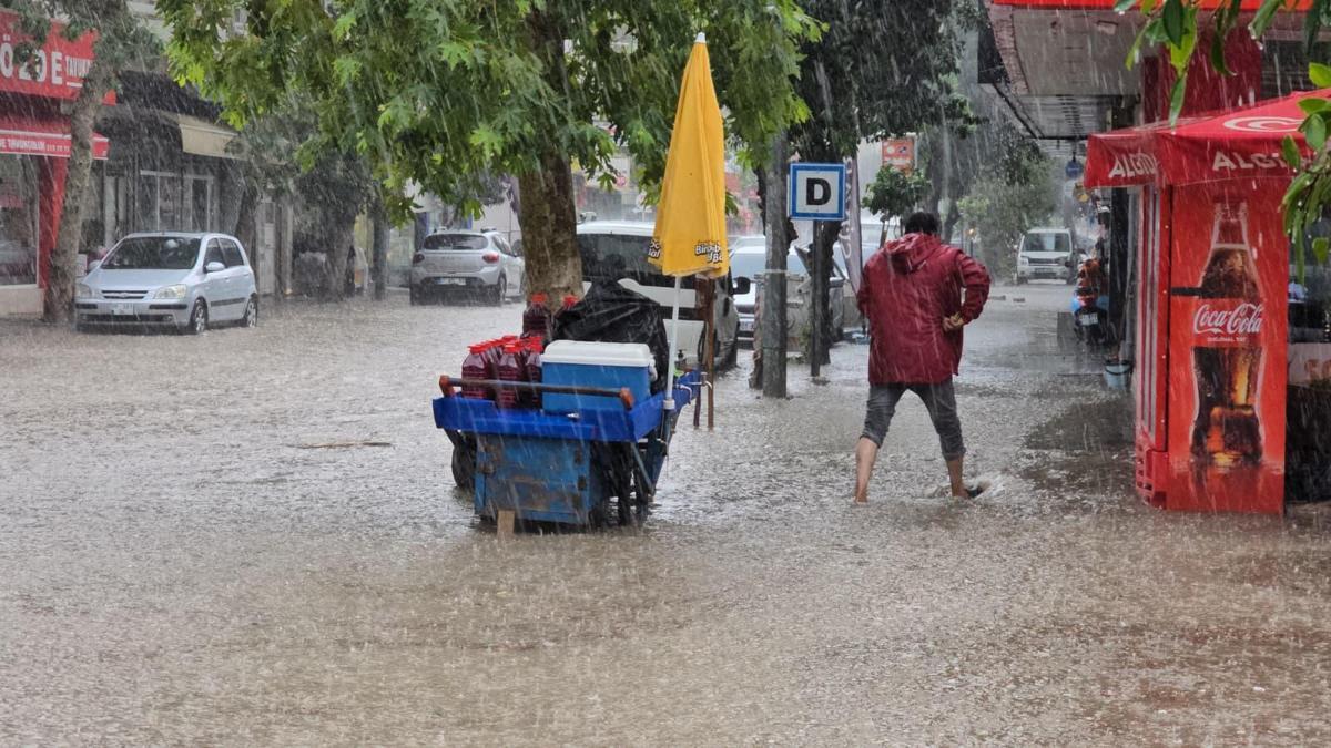 Adana ve Osmaniye'de sağanak ve fırtına! Yollar göle döndü, çatılar havada uçuştu