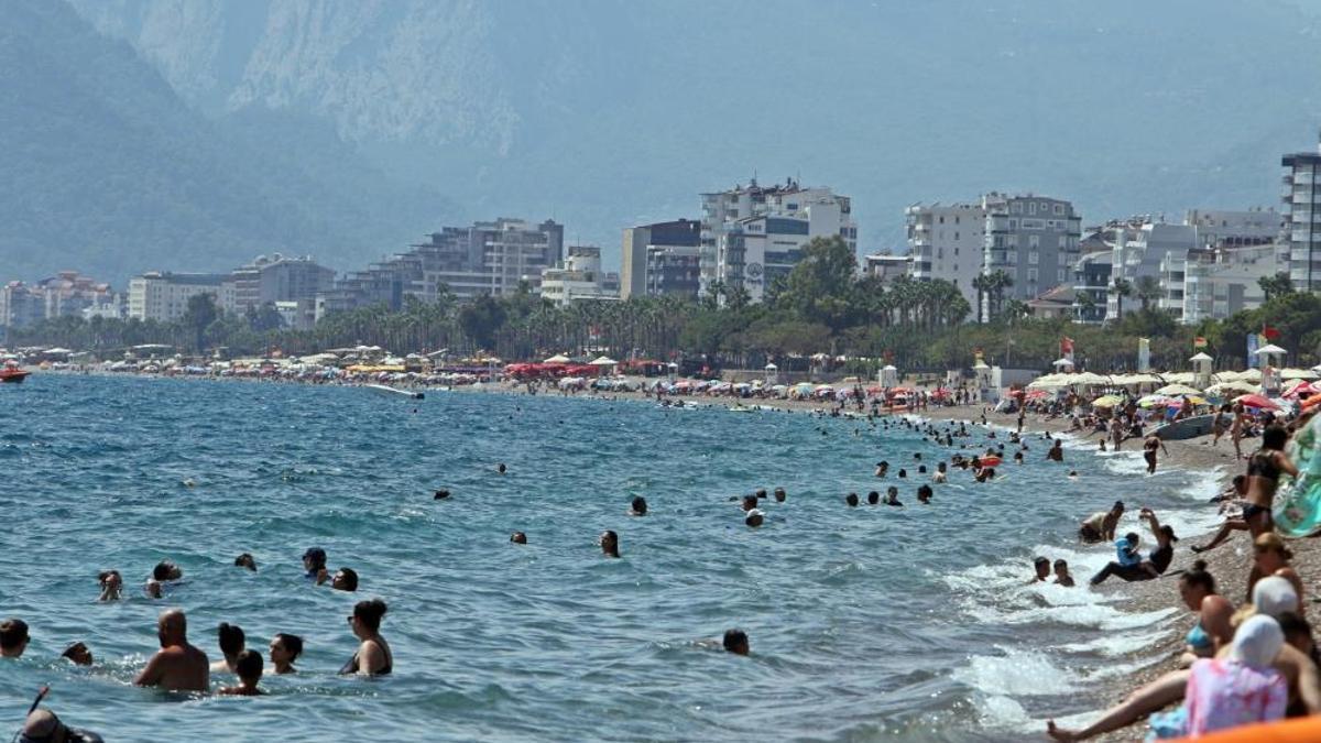 Okullar açıldı, dünyaca ünlü sahildeki yoğunluk yarı yarıya düştü