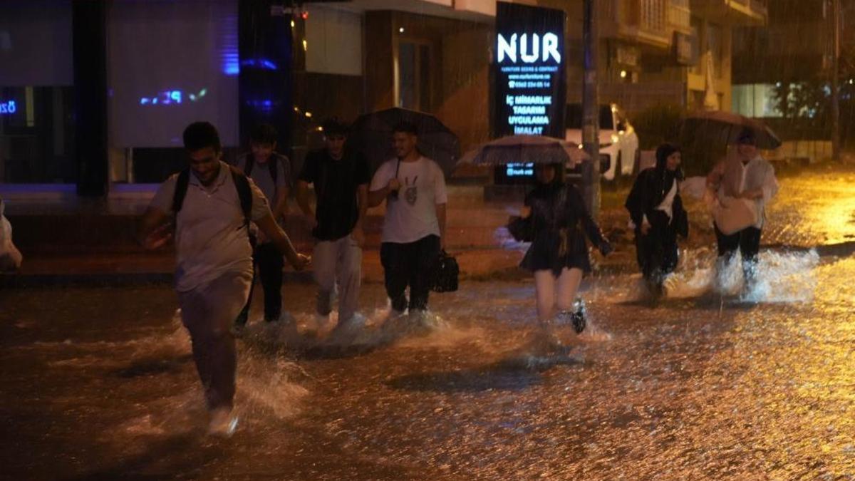 Samsun’da metrekareye 120 kilo yağış düştü, caddeleri su bastı
