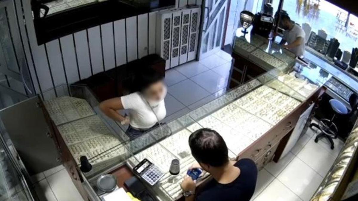 Erzincan'da arkadaşının banka şifresini gören kadın gizlice hesaptaki paraları kendine aktardı! Soluğu kuyumcuda aldı