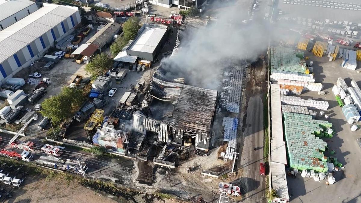 Kocaeli'de lojistik deposunda yangın (4)