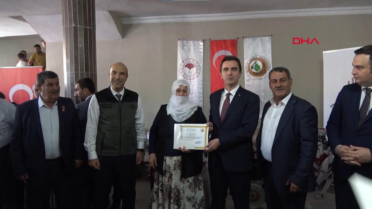 Bitlis'te Orman Köylülerini Kalkındırma Projesi kredisiyle alınan 14 süt sağım makinesi kadınlara teslim edildi