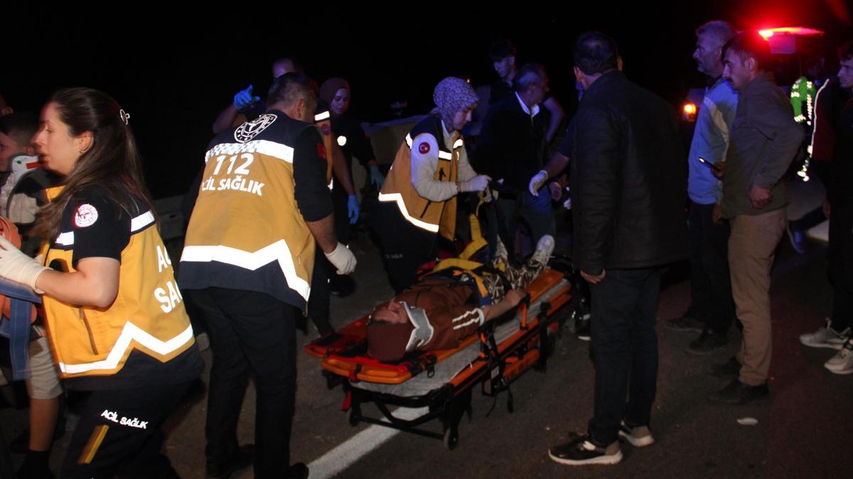 Sivas'ta 2 otomobil ve 1 traktör kazaya karıştı; 10 yaralı