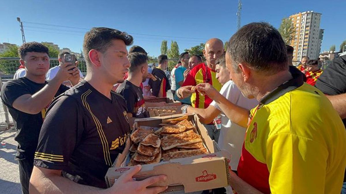 Kayseri'de güzel görüntüler! Göztepe taraftarına yemek ikram edildi