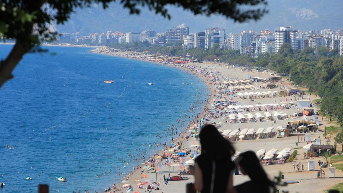 Termometreler 37 dereceyi gösterdi! Yazın son günlerinde sahiller doldu taştı