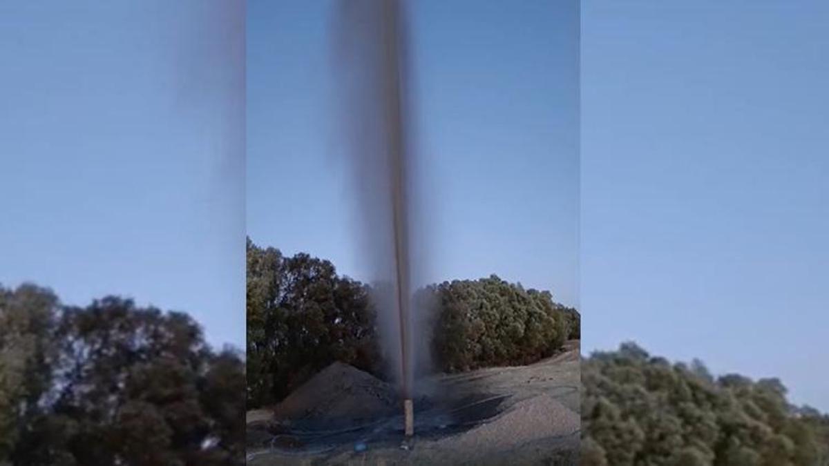 Sivaslı çiftçiler şaşkına döndü! Bir anda fışkırdı: Su mu, petrol mü?