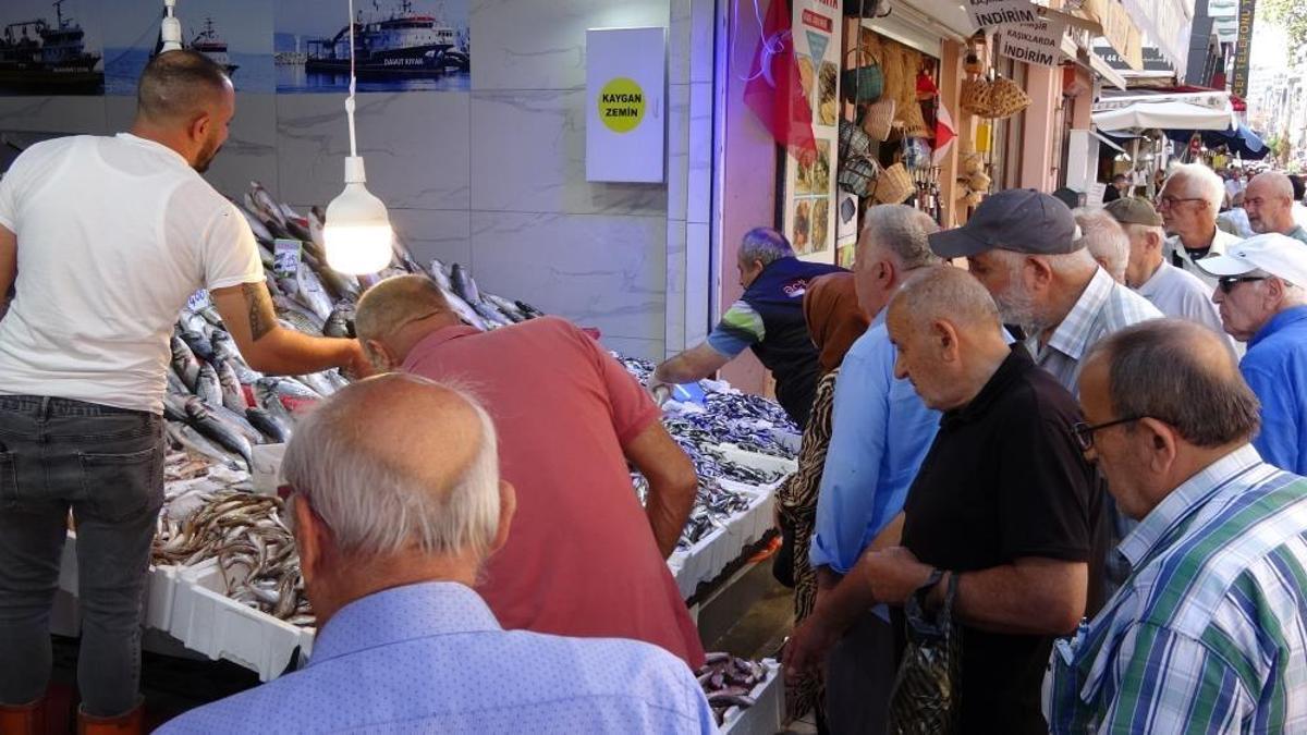 Balık tezgahlarında bereket var, buraya giden karlı çıkıyor! Ne alırsan 100 TL, kapış kapış gidiyor